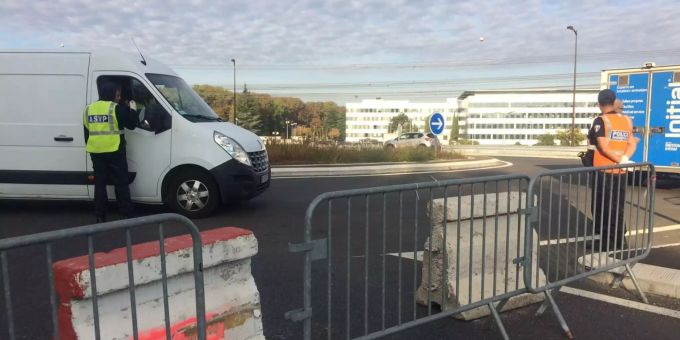 Die Autobahn bei Chatenay-Malabry (FR) ist gesperrt. Die Autobahn bei Chatenay-Malabry (FR) ist gesperrt.