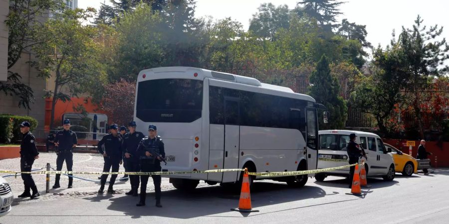 Türkische Sicherheitskräfte stehen am 15.10.2018 ausserhalb der iranischen Botschaft in Ankara.