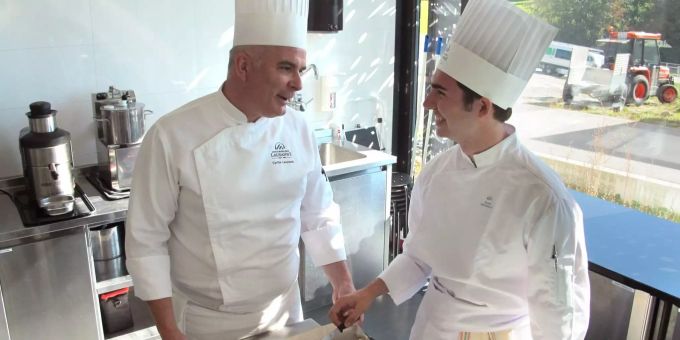 Meisterkoch Cyrille (links) unterhält sich in der Hotelfachschule «Ecole hôtelière de Lausanne» (EHL) mit einem Schüler. Meisterkoch Cyrille (links) unterhält sich in der Hotelfachschule «Ecole hôtelière de Lausanne» (EHL) mit einem Schüler.
