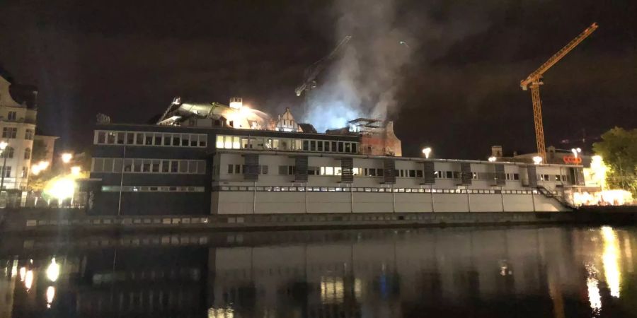 Am Samstagmorgen, etwa um 2.15 Uhr ereigneten sich in Zürich zwei Explosionen. Anschliessend stand das Geschäftsgebäude in der Nähe des Bahnhofs in Flammen.