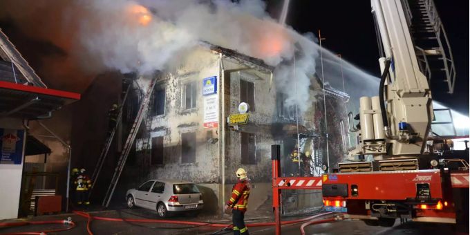 Das Restaurant steht in Flammen. Das Restaurant steht in Flammen.