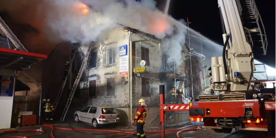 Das Restaurant steht in Flammen.