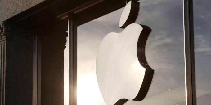 Die Sonne spiegelt sich neben dem Apple-Logo an der Fassade eines Apple-Stores. Die Sonne spiegelt sich neben dem Apple-Logo an der Fassade eines Apple-Stores.