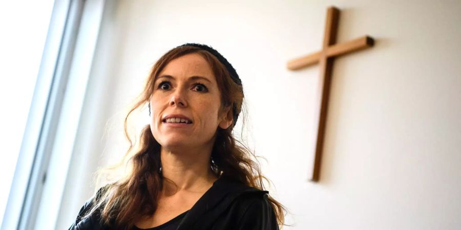 Die beschuldigte Schauspielerin Antje Mönning kommt zu ihrem Prozess wegen Erregung öffentlichen Ärgernisses in einen Gerichtssaal vom Amtsgericht.