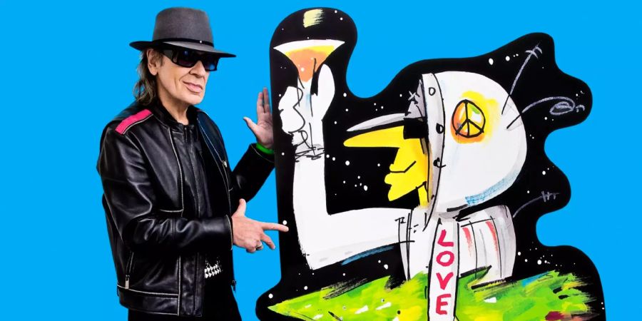 Sänger Udo Lindenberg posiert neben einem "Udonauten".