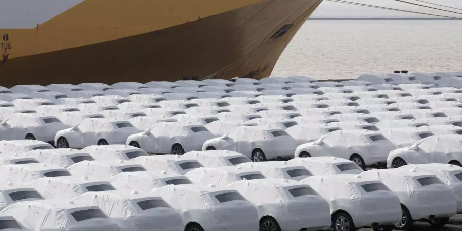 Audi-Fahrzeuge des Volkswagen Konzerns stehen im Hafen von Emden (D) zur Verschiffung bereit.