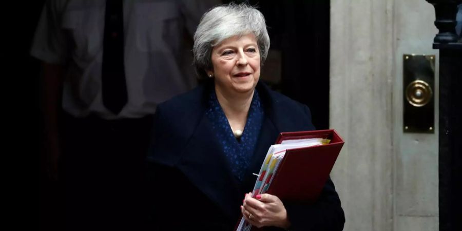 Die britische Premierministerin Theresa May mit einer Aktenmappe in der Hand.