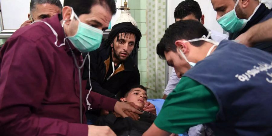 Syrische Mediziner behandeln Opfer des Chlorgas-Angriffs in Aleppo.