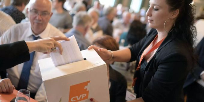 Zürich - CVP will mit Volksinitiative «Raus aus der Prämienfalle»