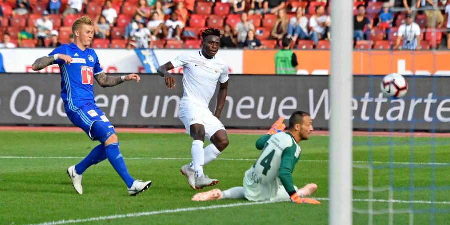 Stephen Odey (m.) vom FC Zürich bezwingt den Luzerner Torhüter Mirko Salvi (r.) zum 1:0.