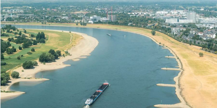 Ein Transportschiff fährt auf dem Rhein. Wegen der niedrigen Pegelstände können viele Binnenschiffe nur noch eingeschränkt fahren.