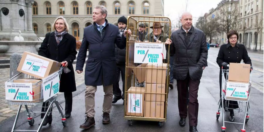 (V.l.) Prisca Birrer-Heimo, Nationalrätin SP-LU, Casimir Platzer, Co-Präsident Initiativkomitee und Präsident Gastrosuisse, Fabio Regazzi, Nationalrat CVP-TI, und Anita Fetz, Ständeratin SP-BS, bringen Schachteln mit Unterschriften zur Einreichung der Eidgenössischen Volksinitiative «Stop».