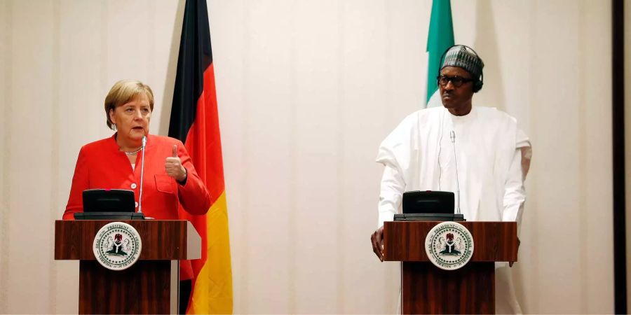 Die deutsche Bundeskanzlerin spricht und gestikuliert während einer gemeinsamen Pressekonferenz mit Nigerias Präsident Muhammadu Buhari in Abuja.