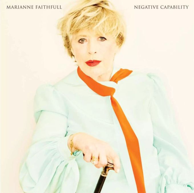 Marianne Faithfull mag ihren Gehstock. Das Cover von «Negative Capability» von Marianne Faithfull.