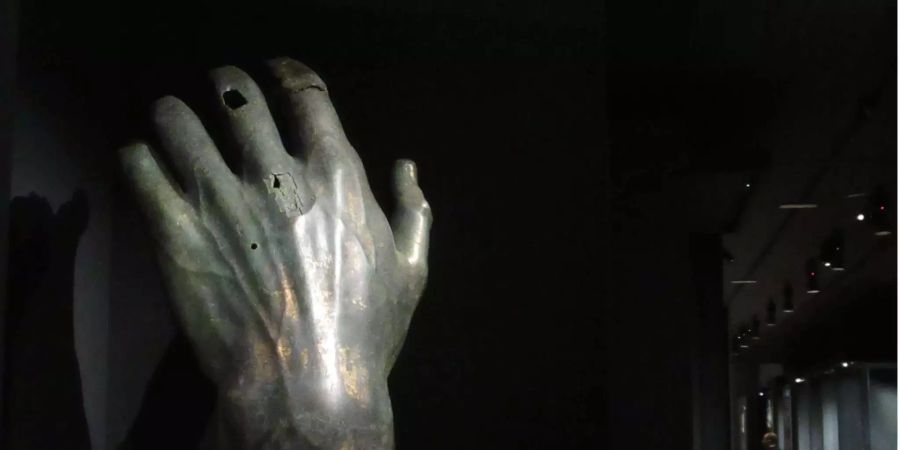 Die Bronze-Skulptur einer Hand Konstantins aus der legendären Sammlung des Geschäftsmanns Ciampietro Campana (1808-1880) steht im Louvre.