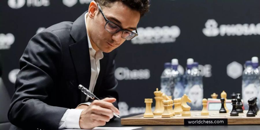 Fabiano Caruana macht sich Notizen nach einem Spielzug.