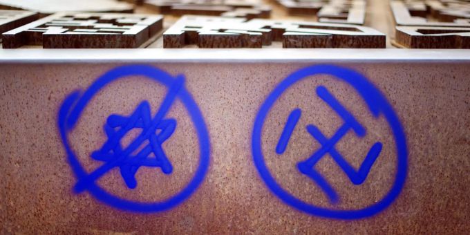 Das Hakenkreuz-Symbol ist in Deutschland verboten. Ein Hakenkreuz und ein durchgestrichener Davidstern sind an einer Gedenkstätte in Berlin zu sehen.