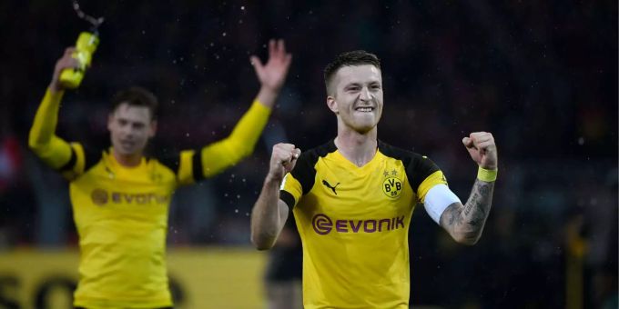 Lukasz Piszczek und Marco Reus (r) von Dortmund feiern nach dem 3:2-Sieg. Borussia Dortmund - Bayern München