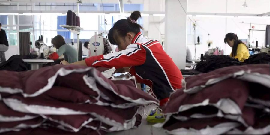 In chinesischen Fabriken herrschen laut Solidar Suisse miserable Arbeitsbedingungen.