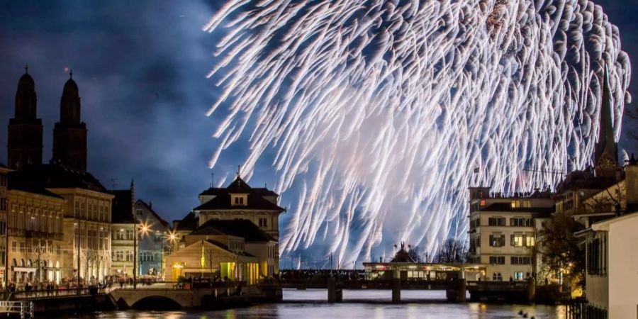 Nach dem Silvesterzauber ging es los: Die zweite Nachthälfte war für die Zürcher Polizisten unruhig.