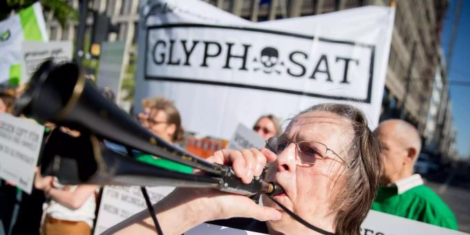 Das Herbizid Glyphosat ist umstritten, weil es krebserregend sein soll und unter anderem auch Bienen schädigt. Bayer AG
