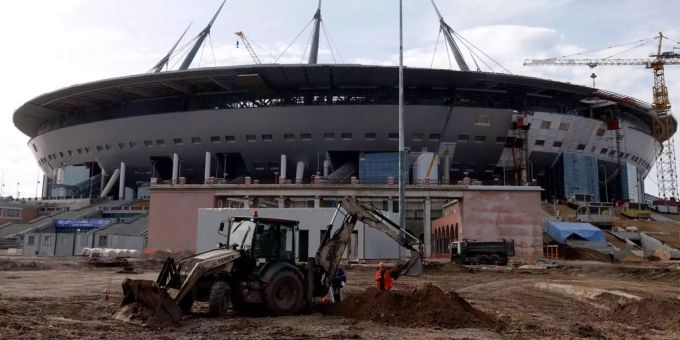 In der Zenit-Arena auf der Krestowski Insel mit 69 000 Sitzplätzen ist kommenden Sommer unter anderem ein WM-Halbfinale geplant. In der Zenit-Arena auf der Krestowski Insel mit 69 000 Sitzplätzen ist kommenden Sommer unter anderem ein WM-Halbfinale geplant.