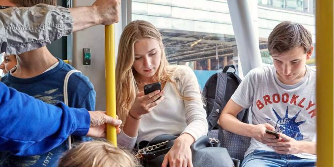 Neue App der Uni Bern liefert Hitzewarnungen für Bevölkerung. (Symbolbild) Handy