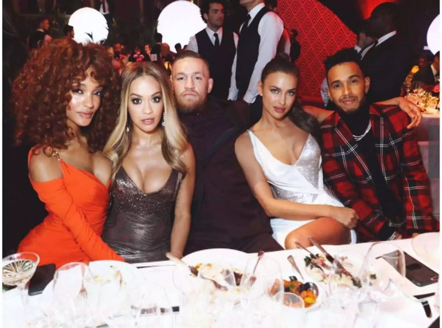 Kuscheln fürs Foto: Rita Ora (2.v.l.), McGregor, Topmodel Irina Shayk und Formel-1-Pilot Lewis Hamilton.