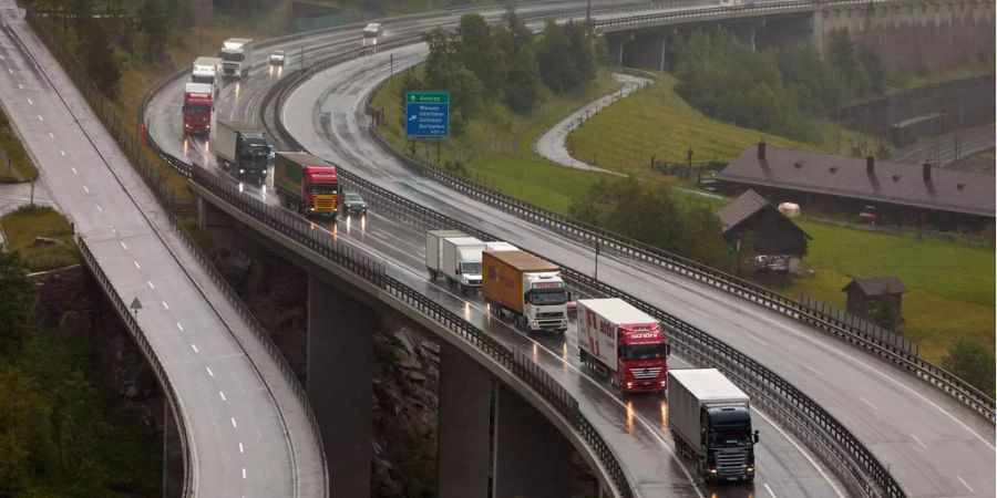 Es rollen wieder weniger Lastwagen über den Gotthard.