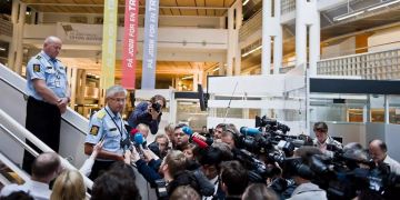 Polizisten von Norwegen bei einer Pressekonferenz.