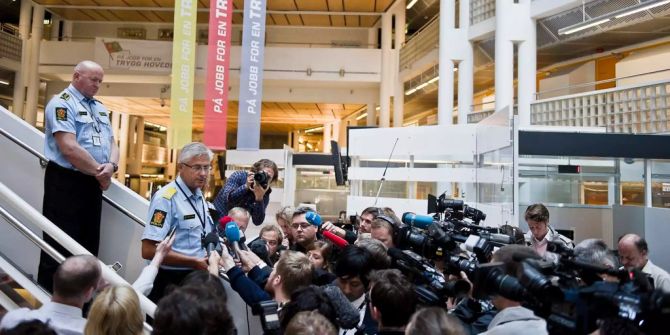 Polizisten von Norwegen bei einer Pressekonferenz.