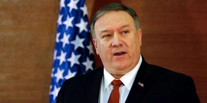 Mike Pompeo hält an der American University in Ägypten eine Rede.