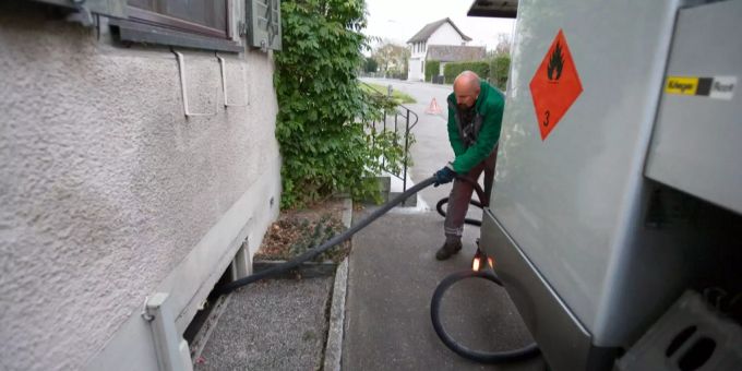 Heizöl wurde in Deutschland um 21,7 Prozent teurer. Ein Mitarbeiter liefert Heizöl.