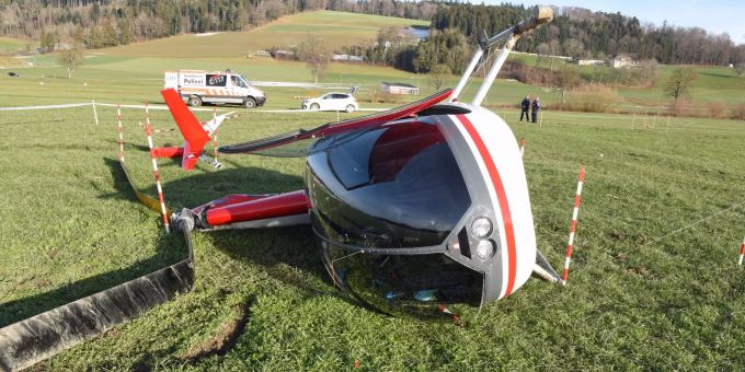 Der Helikopter blieb mit einer Kufe im Boden stecken. Der betroffene Helikopter