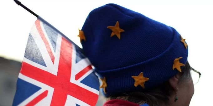 Eine pro-europäische Demonstrantin trägt vor dem Parlament eine EU-Mütze mit britischer Fahne. Eine pro-europäische Demonstrantin trägt vor dem Parlament eine EU-Müt