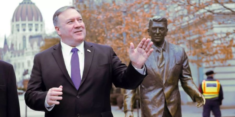 Pompeo vor Ronald-Reagan-Denkmal in Budapest