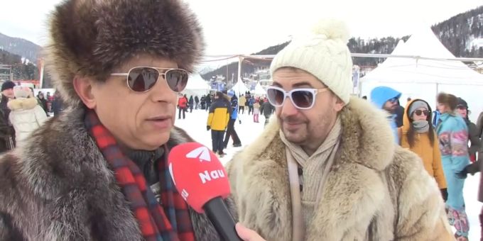 Zwei Pelzträger schwärmen von St. Moritz. Zwei Pelzträger schwärmen von St. Moritz.