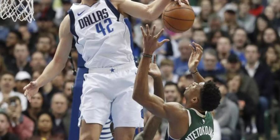 Maximilian Kleber (l) blockt Giannis Antetokounmpo von den Milwaukee Bucks. Dennoch verloren die Mavs. Foto: Lm Otero/AP