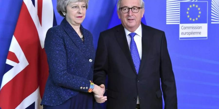 Jean-Claude Juncker empfängt Theresa May am Hauptsitz der Europäischen Kommission. Foto: Geert Vanden Wijngaert/AP