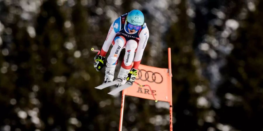 Wendy Holdener springt im Abfahrtstraining bei der WM in Åre.