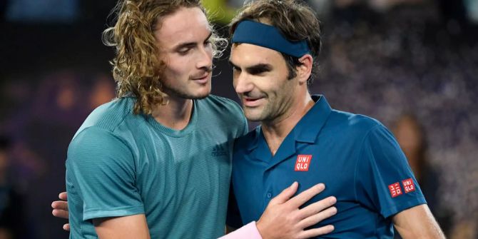 Roger Federer gratuliert Tsitsipas.