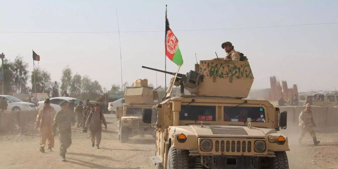 Die USA bestätigen Gespräche mit den Taliban. Afghanische Sicherheitskräfte patroullieren.