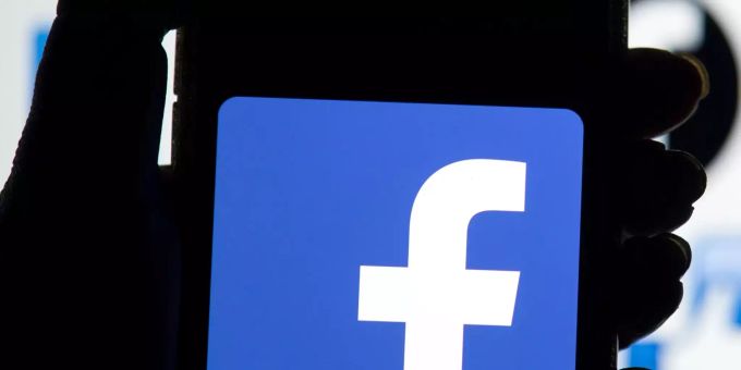 Facebook soll sich geändert haben. Das Facebook-Logo ist auf dem Display eines Mobiltelefon zu sehen.