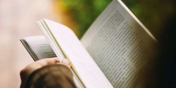 Bücherfans auf Tiktok – sogenannte Booktoker – kaufen oft das gleiche Buch doppelt. Buch