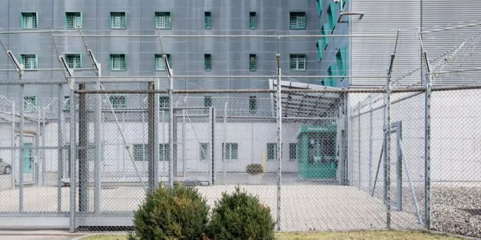 Aussenansicht des Flughafengefängnisses in Kloten ZH. Flughafengefängnis Zürich-Kloten.