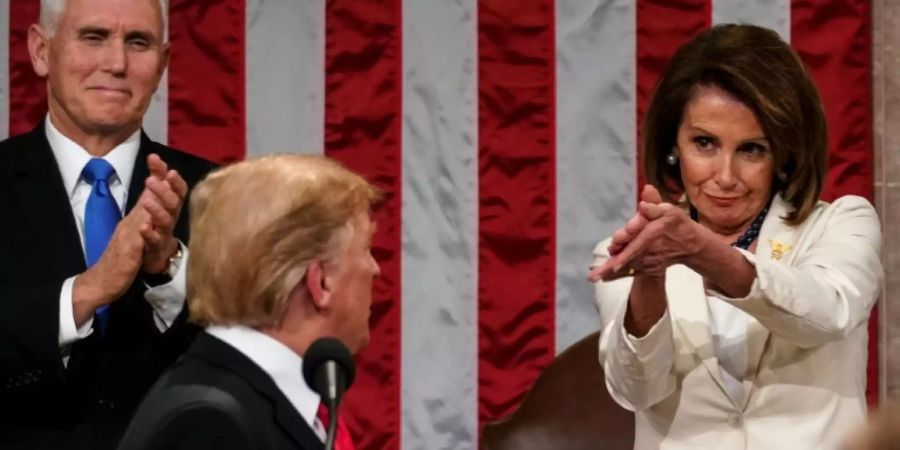 Seltene Geste: Pelosi applaudiert Trump