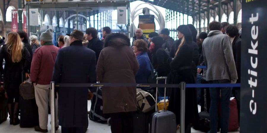 Fahrgäste warten am Bahnhof Paris (Gare du Nord) auf den Zug.