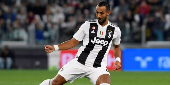 Mehdi Benatia schlägt einen Ball.