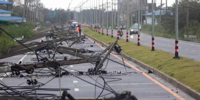 Umgekippte Strommaste in Pak Phanang (Thailand). Der Sturm ist knapp an beliebten Touristenzielen vorbeigezogen. Umgekippte Strommaste in Pak Phanang (Thailand).
