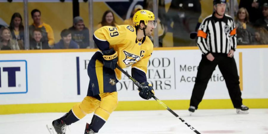 Roman Josi kontrolliert den Puck im Spiel gegen die New York Rangers